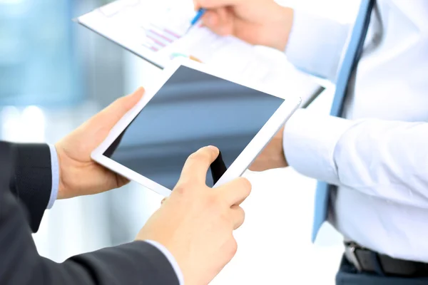 Colegas de negocios trabajando juntos y analizando cifras financieras en una tableta digital — Foto de Stock