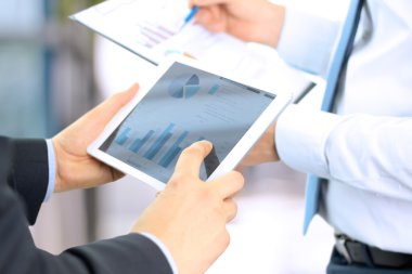 birlikte çalışma ve mali rakamları dijital tablet analiz iş arkadaşları