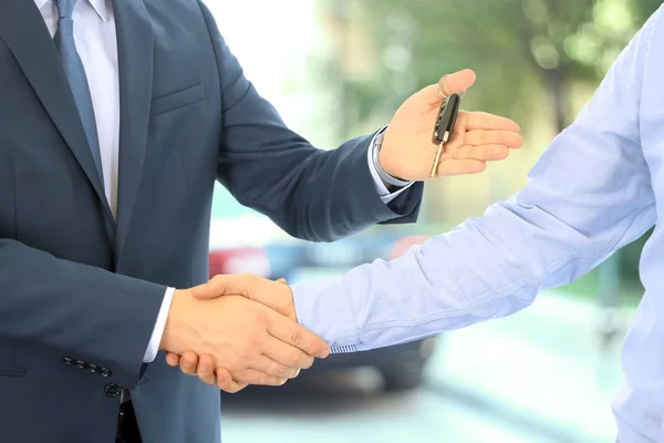 Colegas de negocios trabajando juntos y analizando cifras financieras en una tableta digital — Foto de Stock