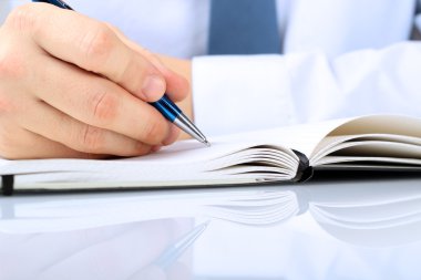 işadamı bir onun otururken bir defterde yazılı Danışma