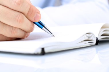 işadamı bir onun otururken bir defterde yazılı Danışma