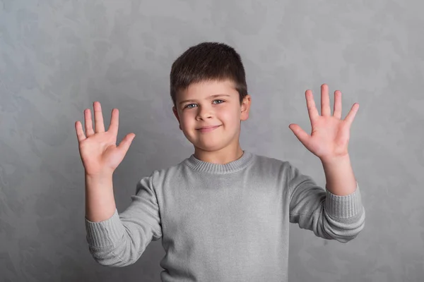 Πορτρέτο Του Αγοριού Γκρι Φόντο Και Δείχνει Αστεία Χαρούμενες Χειρονομίες — Φωτογραφία Αρχείου