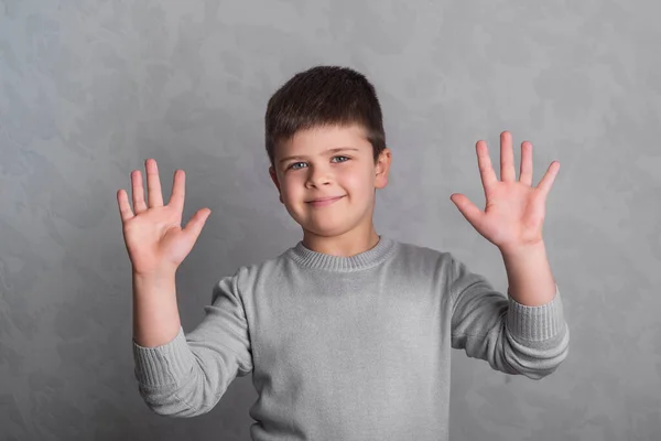 Porträt Des Jungen Auf Grauem Hintergrund Und Zeigt Lustige Fröhliche — Stockfoto