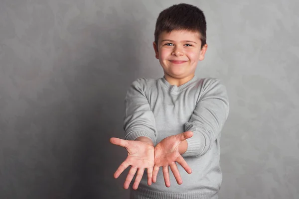 Porträt Des Jungen Auf Grauem Hintergrund Und Zeigt Lustige Fröhliche — Stockfoto