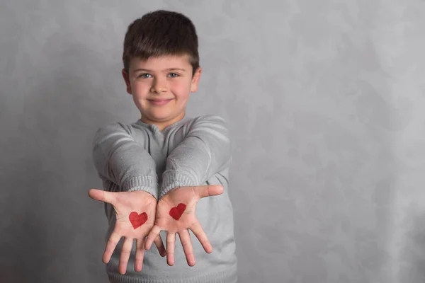 Rode Harten Handpalmen Van Baby Tekening Rode Kleuren Armen Van — Stockfoto