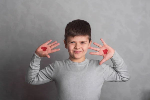 Röda Hjärtan Barnets Handflator Ritningen Röda Färger Pojkens Armar Närbild — Stockfoto