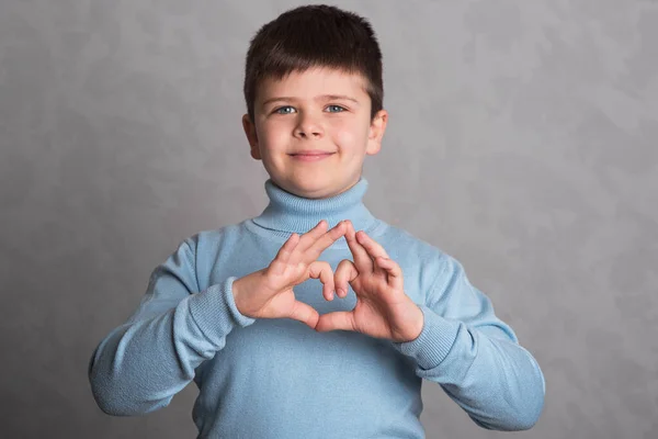 Pojken Visar Sitt Hjärta Med Händerna Barnet Gjorde Sina Händer — Stockfoto