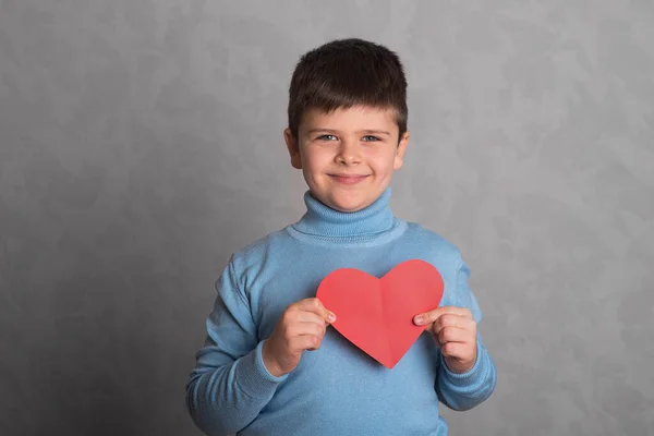 Pojken Visar Hjärtat Utskuret Rött Papper Barnet Har Ett Valentin — Stockfoto