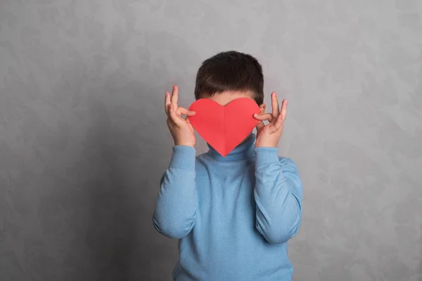 Barnet Gömde Ansiktet Bakom Ett Stort Rött Hjärta Utskuret Papper — Stockfoto