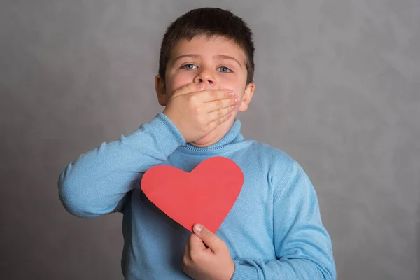 Garçon Montre Coeur Coupé Dans Papier Rouge Enfant Tient Une — Photo