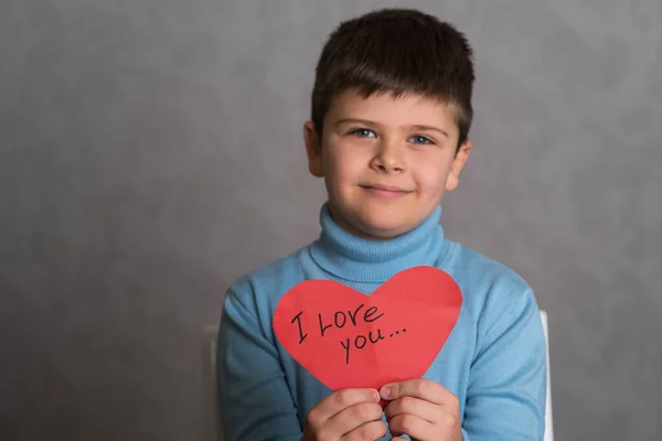 Pojken Visar Sitt Hjärta Med Texten Jag Älskar Dig Rött — Stockfoto