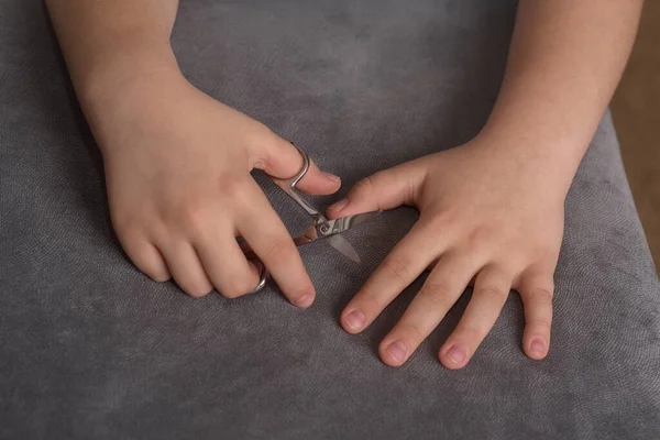 Maniküre Für Kinder Nagelpflege Trimmen Der Nägel Des Babys Auf — Stockfoto