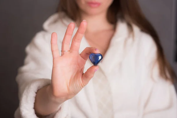 Ein Junges Mädchen Weißem Gewand Hält Einen Blauen Glasstein Herzform — Stockfoto