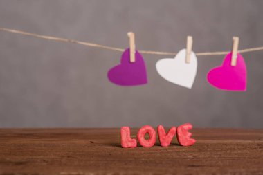 Tahta bir masanın üzerine 