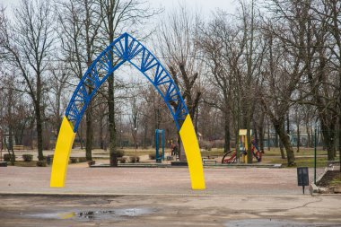 Şehir parkının girişine Ukrayna sembollü metalik, çok renkli bir kemer yerleştirildi. Parktaki turist sanatı objesi