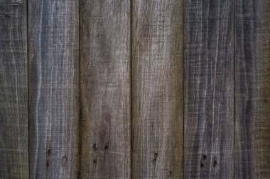 Rahatlama, ahşap ve dikey parmaklıklardan yapılmış kaba, ahşap bir çitin klasik dokusu. Islak, prefabrik ahşap yüzey.