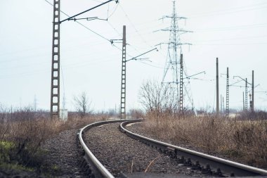 Tren rayları, raylar, pusucular, tren rayları. Demiryolu pisti. Çelik yataklı, kıvrımlı şekilli. Demiryolu ile dön