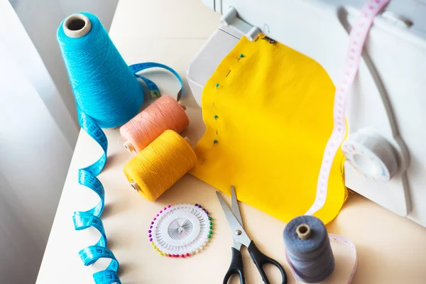 Näherin Arbeitsplatz Professionelle Nähmaschine Bei Der Arbeit Nähmaschine Näht Helle — Stockfoto