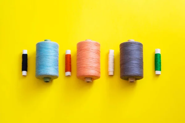 Reels Threads Different Colors Sizes Bright Colorful Background Flat Lay — Fotografia de Stock