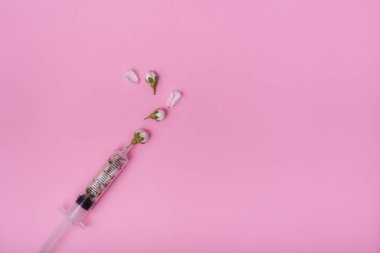 Pembe monoton arka planda küçük beyaz renklerle dolu bir şırınga. Metni yerleştir Kopyalama. Sembol. Alerji İlacı