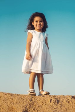 Çöldeki Müslüman bir kızın dikey portresi. Gün batımında doğulu bir kız. Mısırlı kızın yüzü