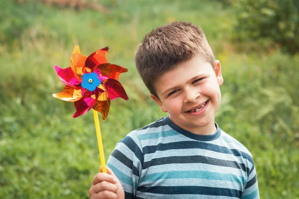 Ett Porträtt Lycklig Pojke Som Håller Ett Svänghjul Park Grabben — Stockfoto