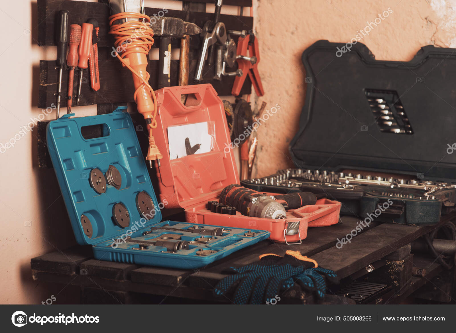 Сцена Мастерской. Инструменты На Стол И Стол. Гараж.