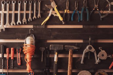 Atölye sahnesi. Aletler masada ve masada. Garaj, araba dükkanı. Özel araç tamir aracı