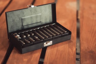 Atölye sahnesi. Aletler masada ve masada. Garaj, araba dükkanı. Özel araç tamir aracı