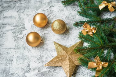 Yeni yıl ya da noel kompozisyonu ladin yeşil dalları ve yeni yıl, parlak dokularda parlak altın oyuncaklar ve yıldızlar. Düz yatış, düzen, çerçeve, metin için yer, kopyalama alanı, üst görünüm