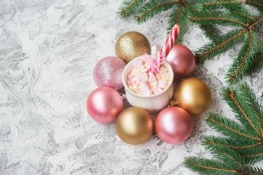 Yeni yıl ya da Noel kompozisyon kupası marshmelow ile yeni yıl arasında şeker, parlak oyuncaklar ve ladin dalları arasında