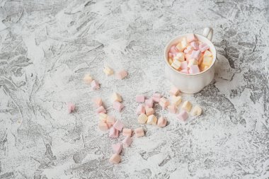 Yeni yıl ya da yeni yıl kompozisyon kupası. Parlak bir arka planda marshmelow.