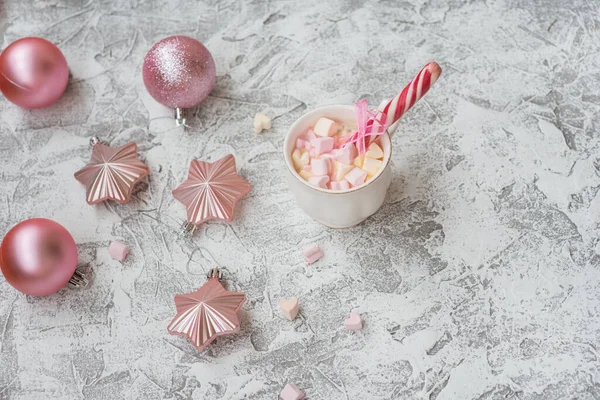 Silvester oder Weihnachten Komposition Tasse mit Marshmelow mit Süßigkeiten unter Neujahr, glänzende Spielzeuge — Stockfoto