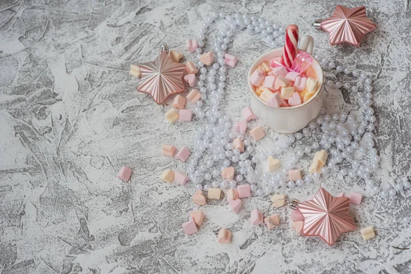 Silvester oder Weihnachten Komposition Tasse mit Marshmelow mit Süßigkeiten unter Neujahr, glänzende Spielzeuge — Stockfoto