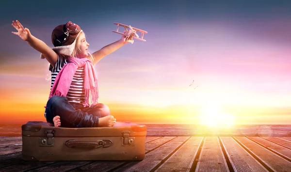 Viaggio da sogno - Bambina sulla valigia vintage al tramonto — Foto Stock
