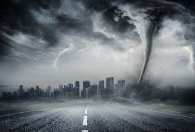 Tornado iş yolda - şehir üzerinde dramatik hava durumu