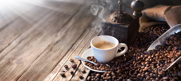 La buena mañana comienza con un buen café - La luz de la mañana ilumina el Espresso tradicional — Foto de Stock