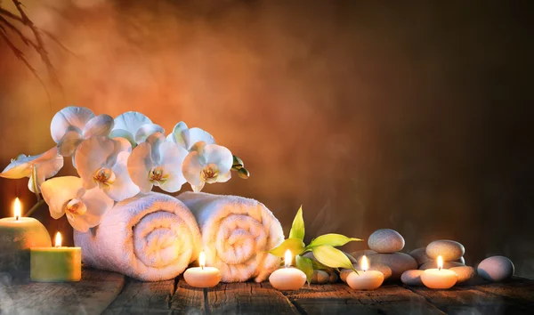 Spa - paar handdoeken met kaarsen en orchidee voor natuurlijke Massage — Stockfoto