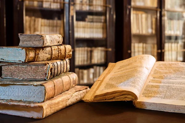 Livros antigos do século XIV na biblioteca — Fotografia de Stock