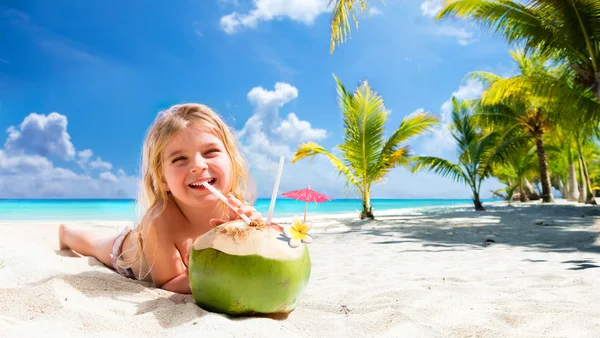 Lilla flickan dricka kokosnöt Cocktail på Tropical Beach — Stockfoto