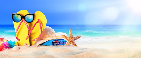 Accesorios de playa en la orilla del mar - Vacaciones de verano —  Fotos de Stock