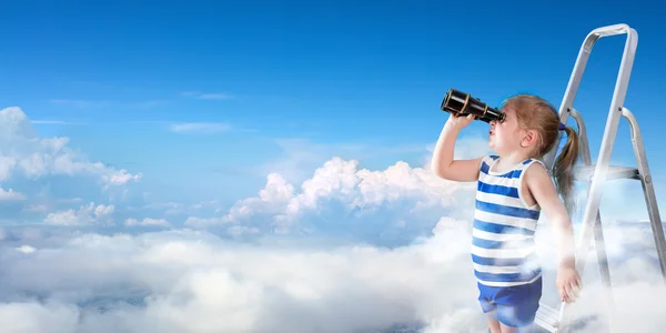 To Discover New Horizons - Little Girl With Binoculars On The Ladder Above The Clouds — Stock Photo, Image