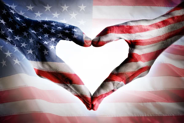 Amour et patriotisme - Drapeau américain sur les mains en forme de coeur — Photo