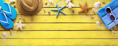 Sarı ahşap tahta - yaz renkleri üzerinde plaj aksesuarları