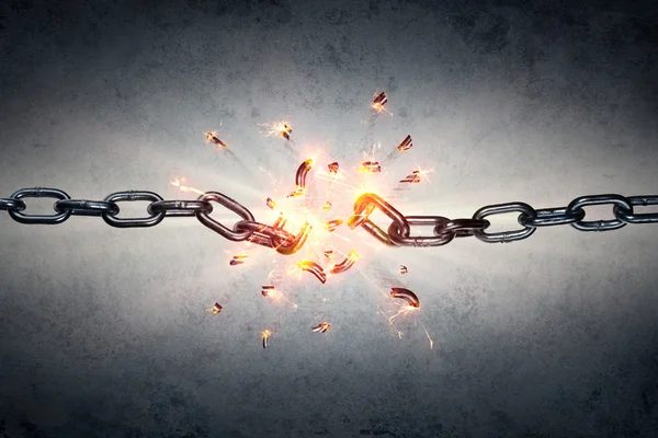 Broken Chain - Freedom And Separation Concept — Stock Photo, Image