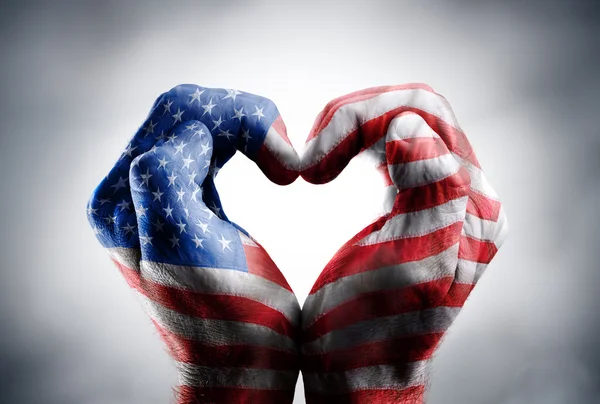 Símbolos de amor e patriotismo - Bandeira dos EUA nas mãos — Fotografia de Stock