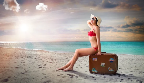 Woman In Swimsuit Sitting On Suitcase In A Beach - Old Fashion Style - Vintage Vacation — Stock Photo, Image