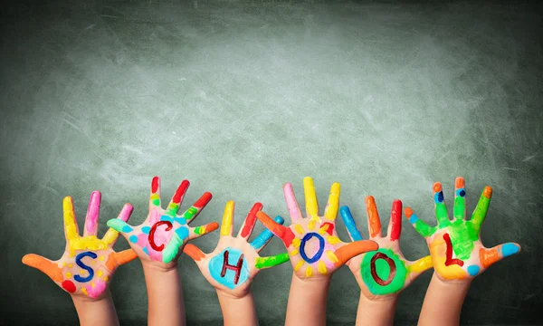 Blackboard ile boyalı eller