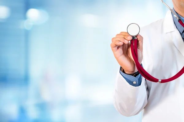 Läkare Holding A stetoskop för auskultation — Stockfoto