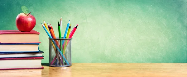 Maçã na pilha de livros com lápis e papelão em branco - De volta à escola — Fotografia de Stock